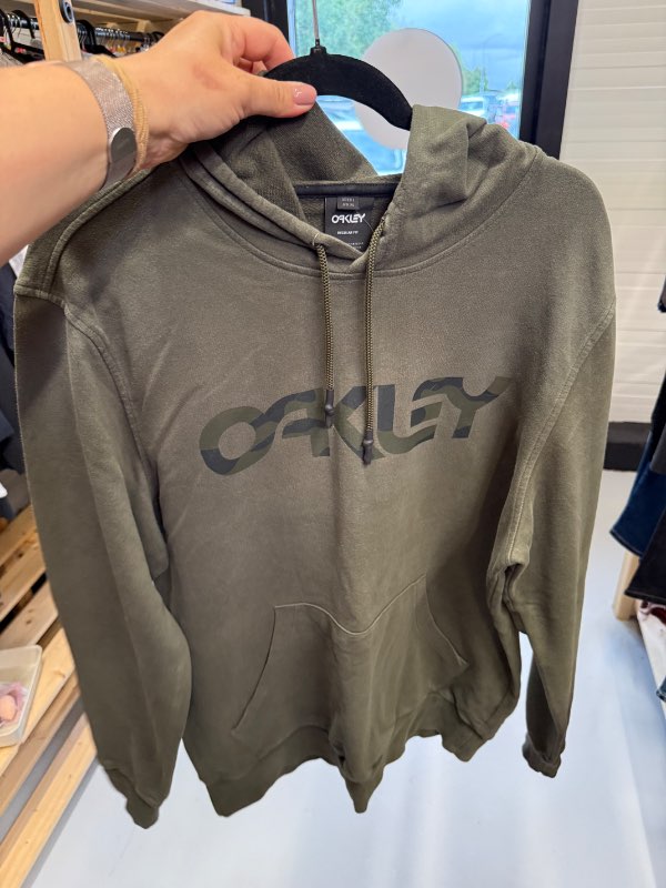 Oakley hettupeysa græn