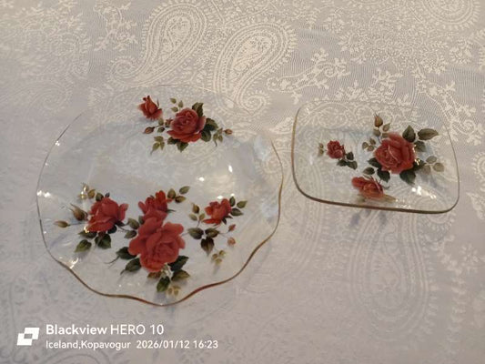 Glærir diskar með blómum