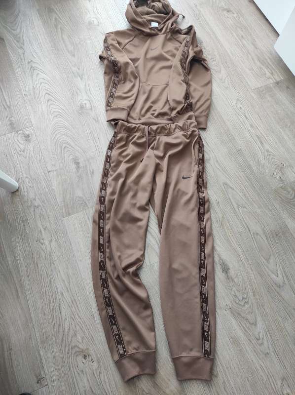 Buxur Nike gull