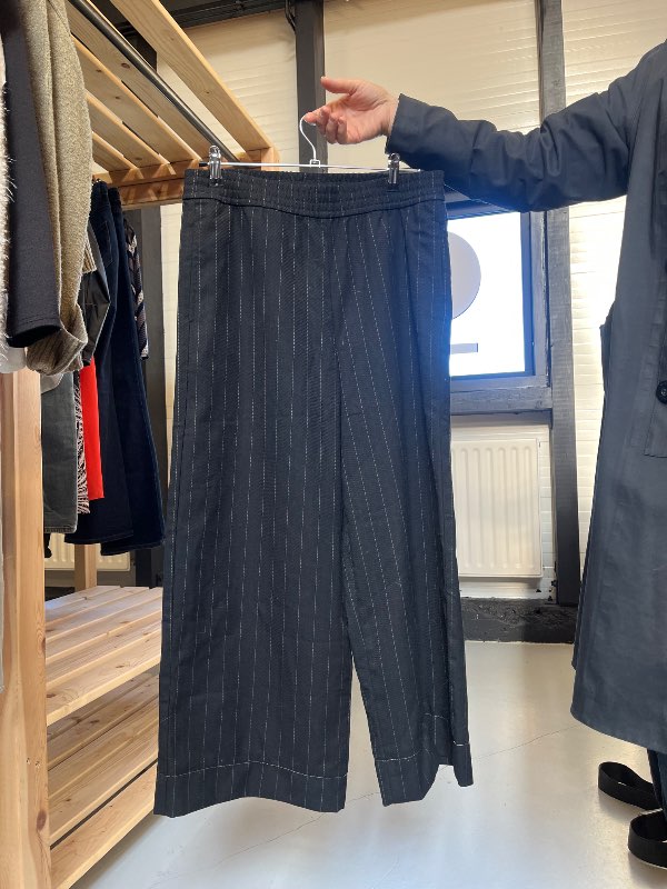 Randaðar svartar trousers