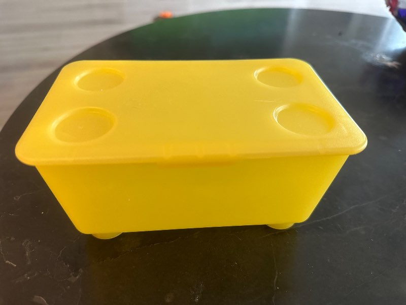 Gult box með loki