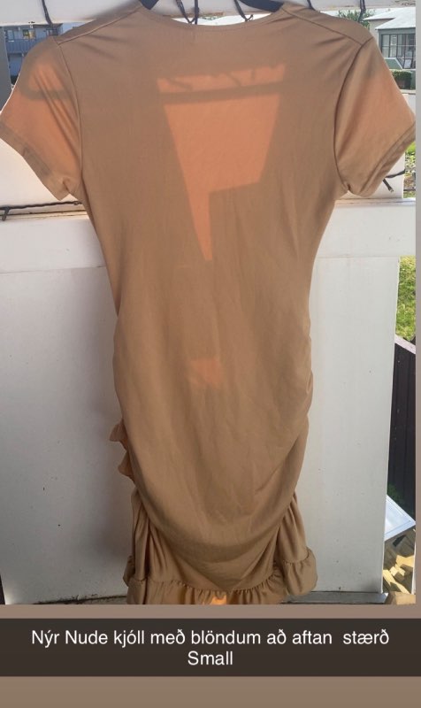 Nýr nude kjóll bundinn að aftan