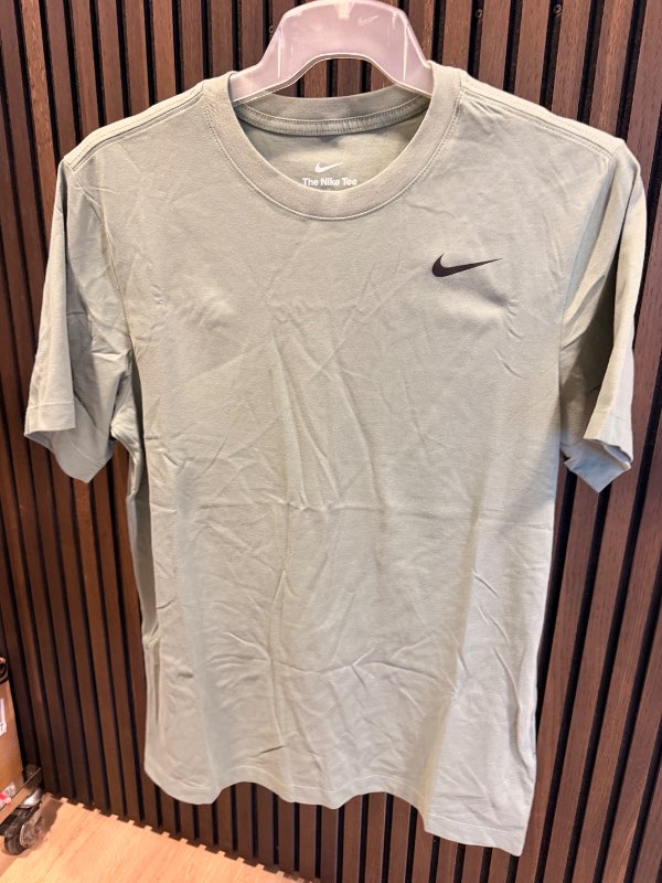 NIKE Stuttermabolur grænn
