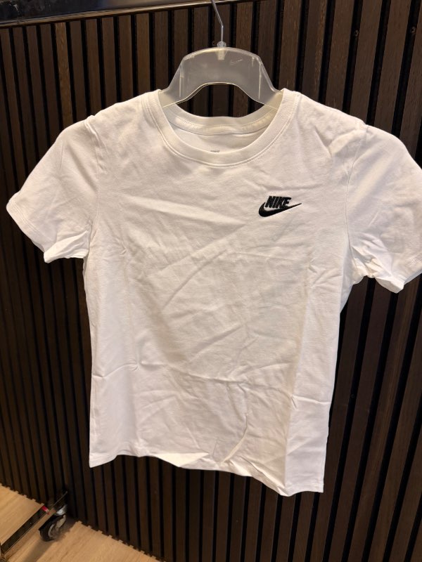 NIKE Club stuttermabolur hvítur