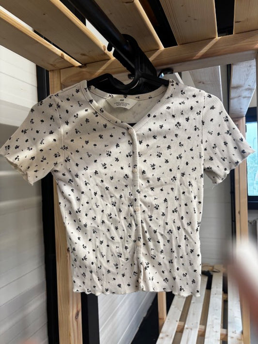 Hvítur bolur með blómum