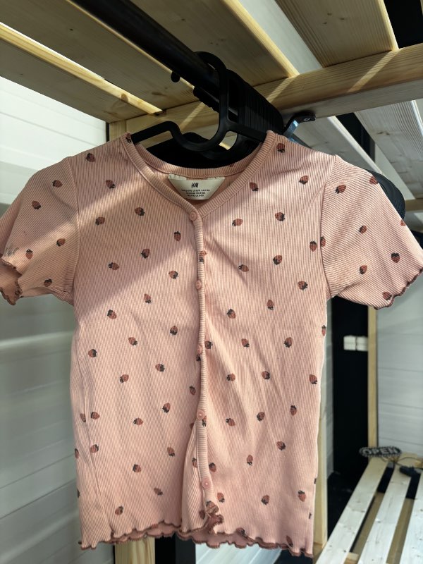 Bleikur bolur með jarðarberjum