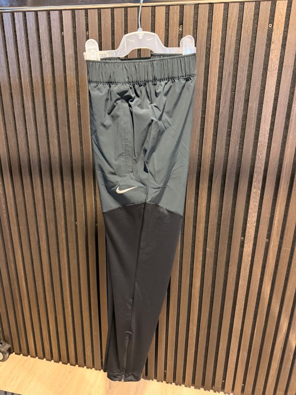 NIKE Essential buxur