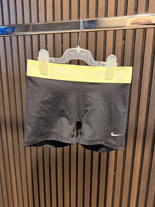 NIKE Pro stuttbuxur með gulu
