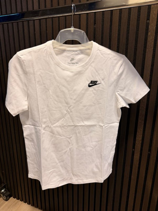 NIKE club stuttermabolur hvítur dömu