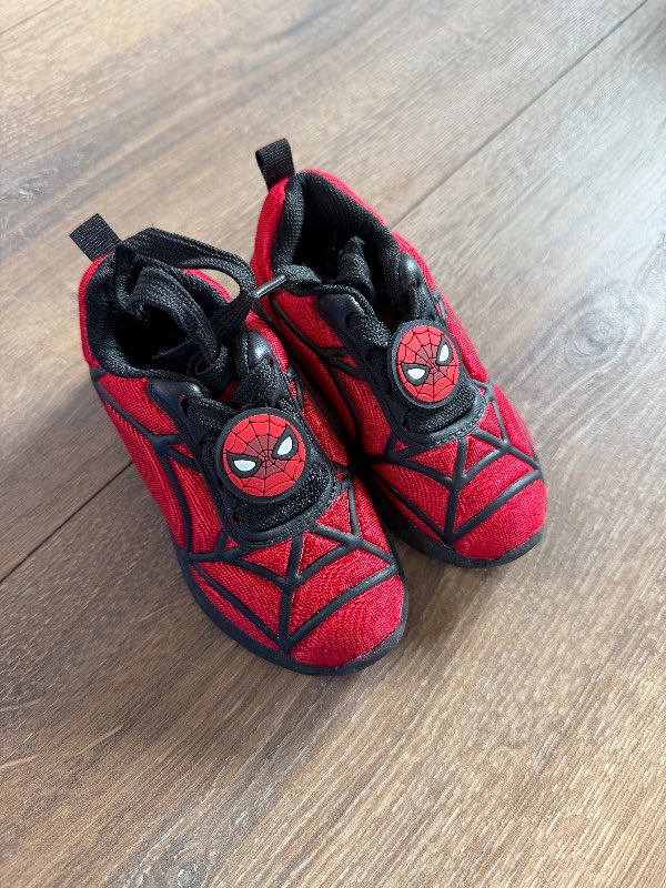 Strigaskór Spiderman ( nánast ónotaðir)