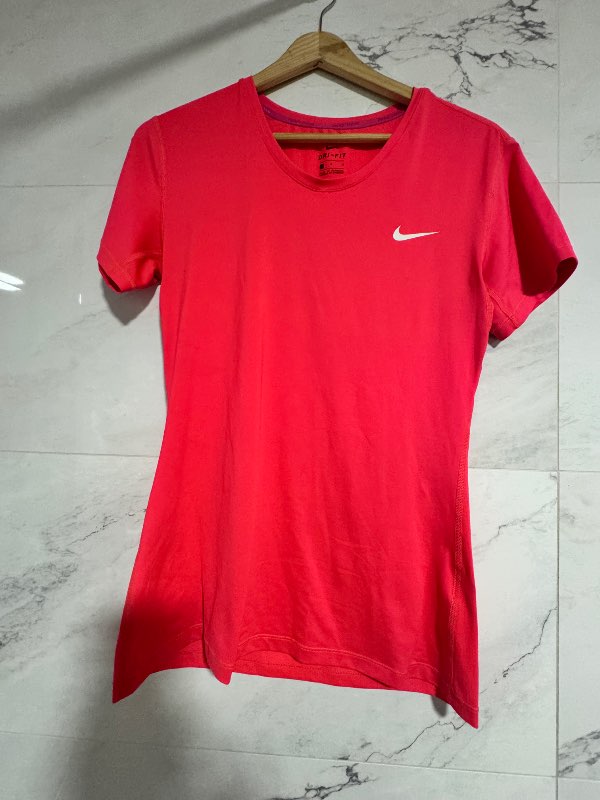 Nike iþróttabolur
