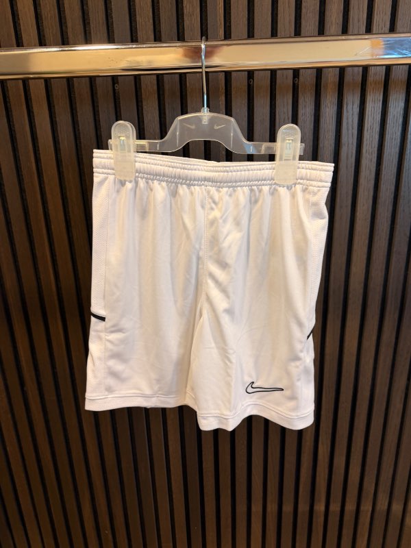 NIKE academy stuttbuxur hvítar