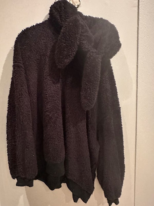 Svört fluffy hettupeysa