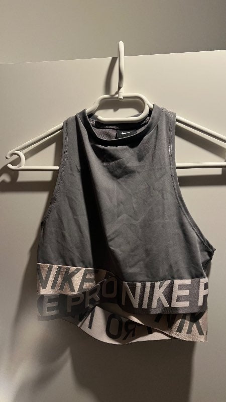 Nike toppur grár