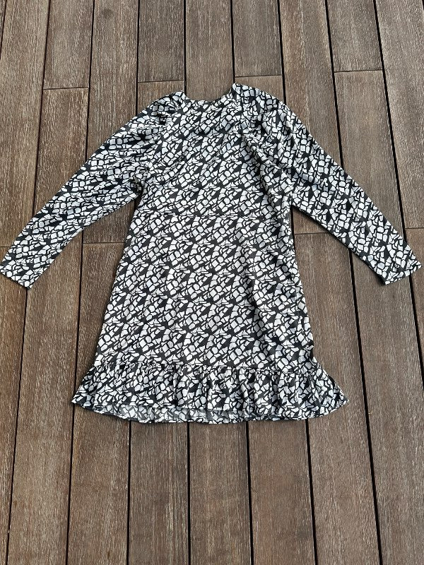 Svartur og hvítur kjóll