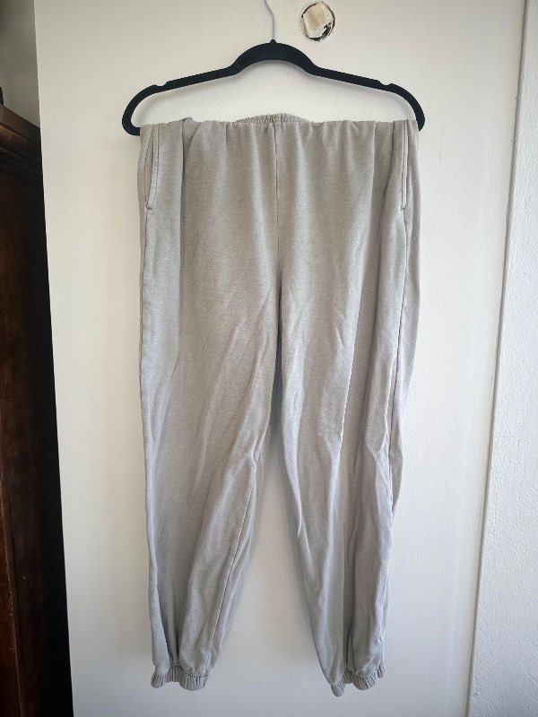 Gráar joggingbuxur