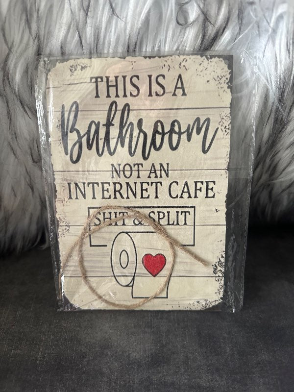Nýtt skilti bathrooms tré