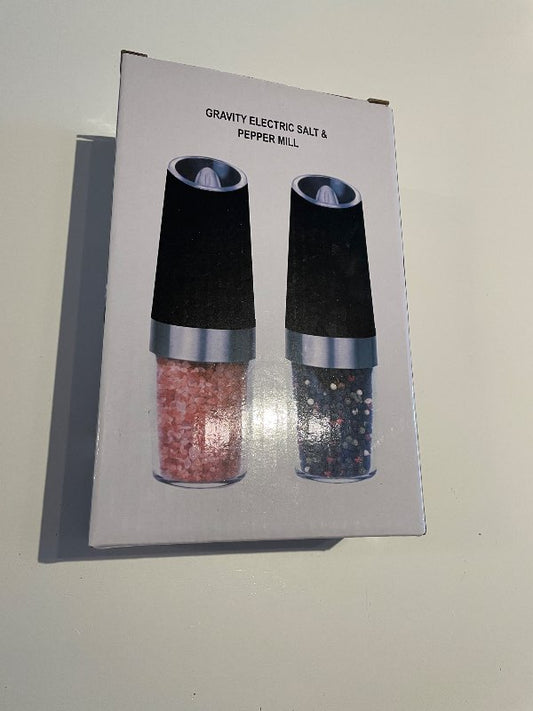 68 - Óopnaðir salt- og piparstaukar