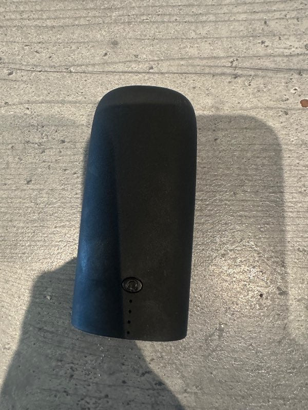 Svartur hleðslubanki (power bank)
