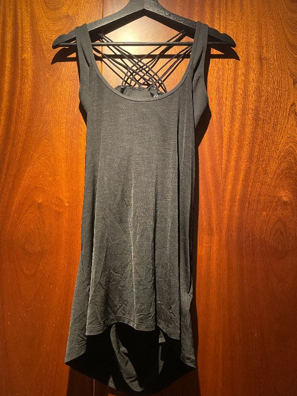88 - Svartur íþróttabolur með krossböndum