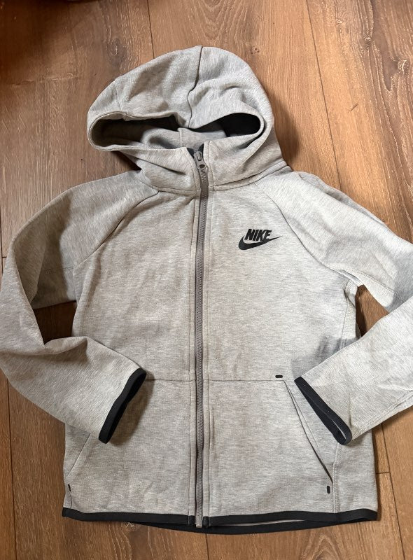 Nike hettupeysa rennd