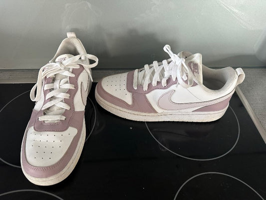 Nike skór fjólubláir og hvítir St 40 mjög lítið no