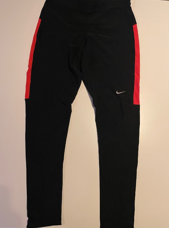 109 - Nike íþróttabuxur sv og rauðar