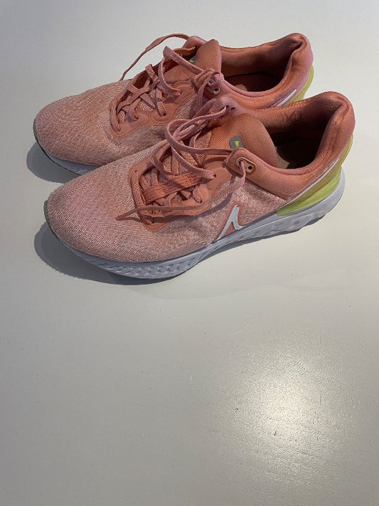 81 - Nike strigaskór