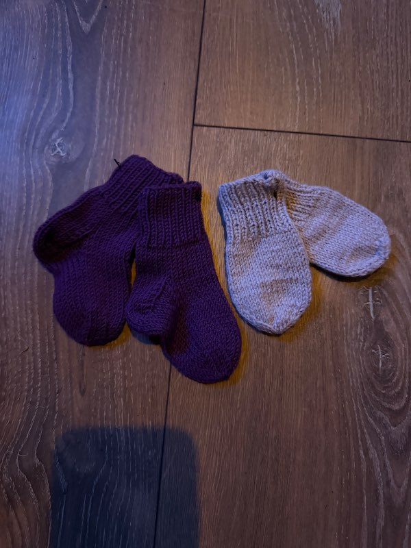 Ungbarna vettlingar og sokkar ónotað