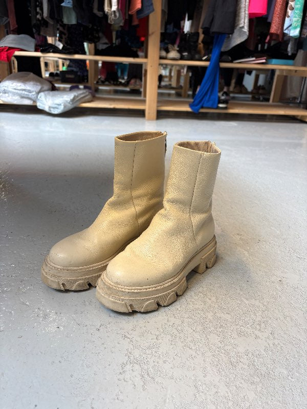 Steve Madden boots