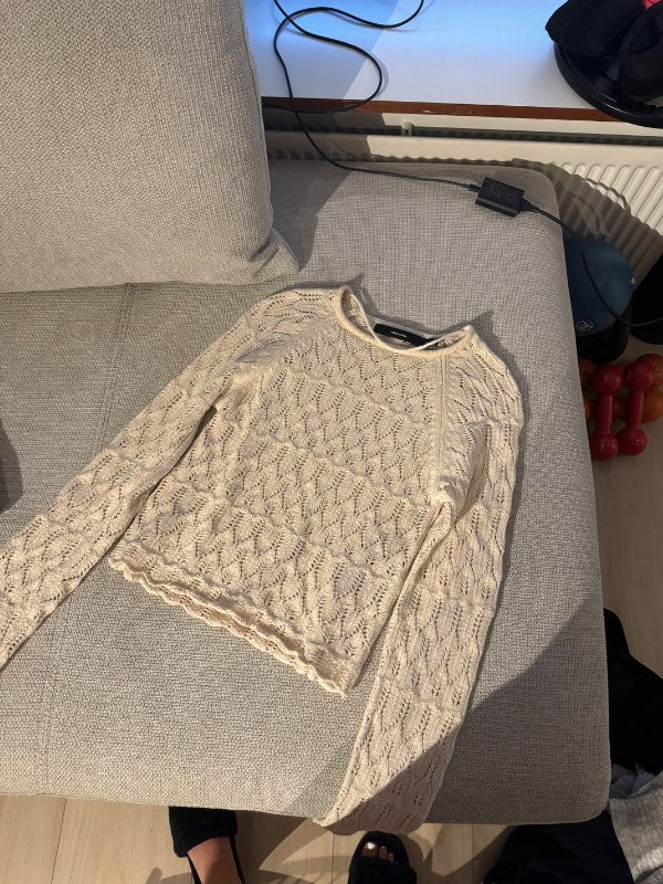 Beige peysa með mynstri