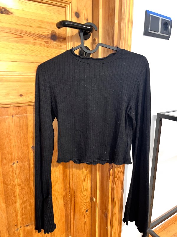 NA-KD svartur flare ermar