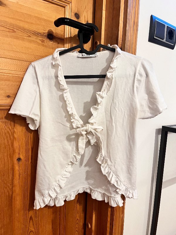 NA-KD hvítur frill stutterma