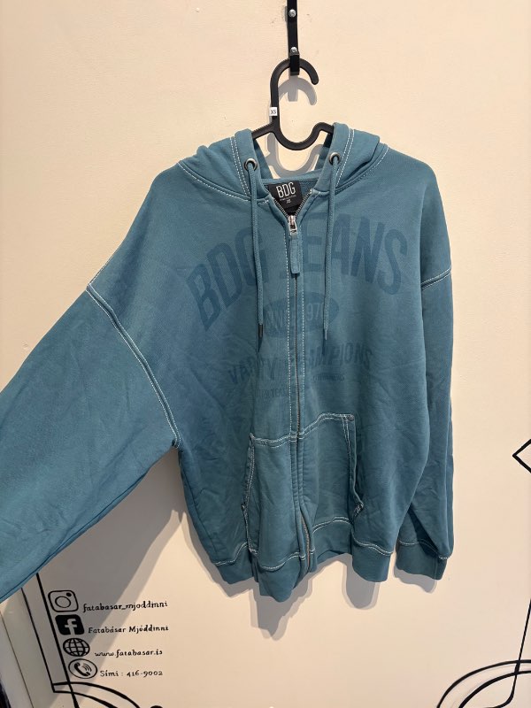 Urban outfitters rennd peysa (stór stærð)
