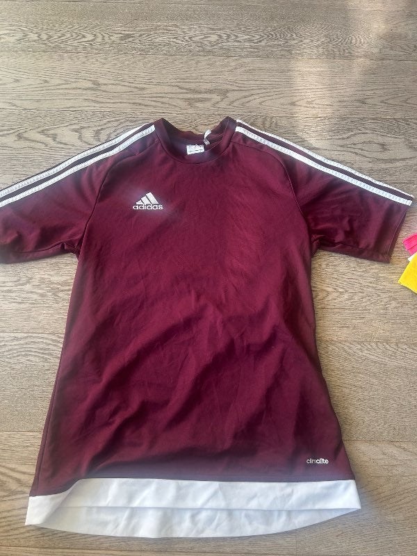 vínrauður adidas bolur