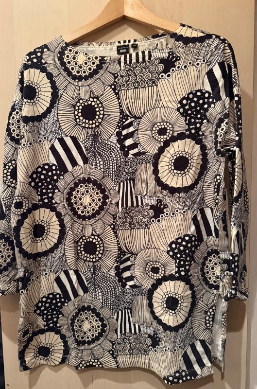 Marimekko-Uniqlo kjóll sv/hv/krem