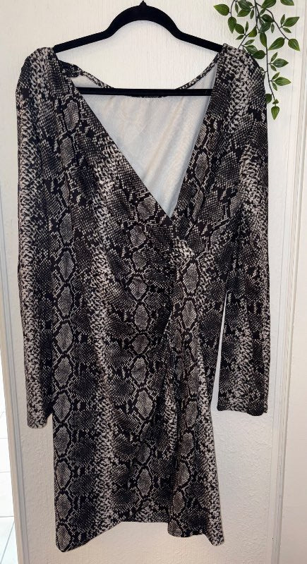 Snakeprint kjóll úr mjög teygjanlegu efni