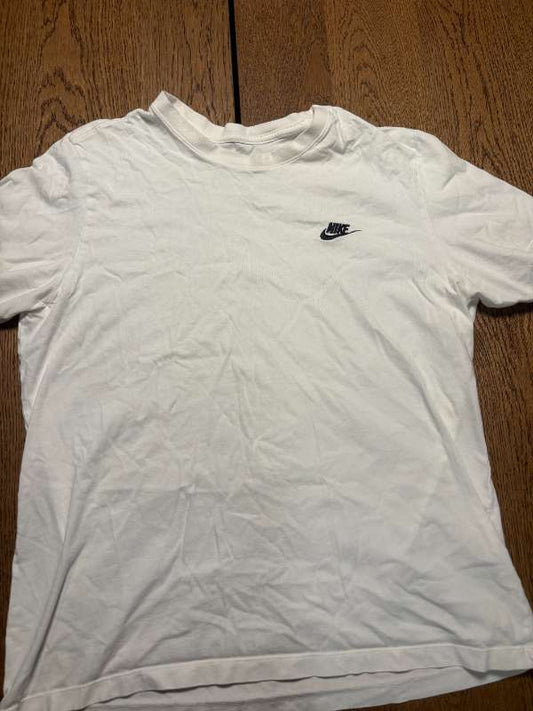 (B) Nike hvítur bolur