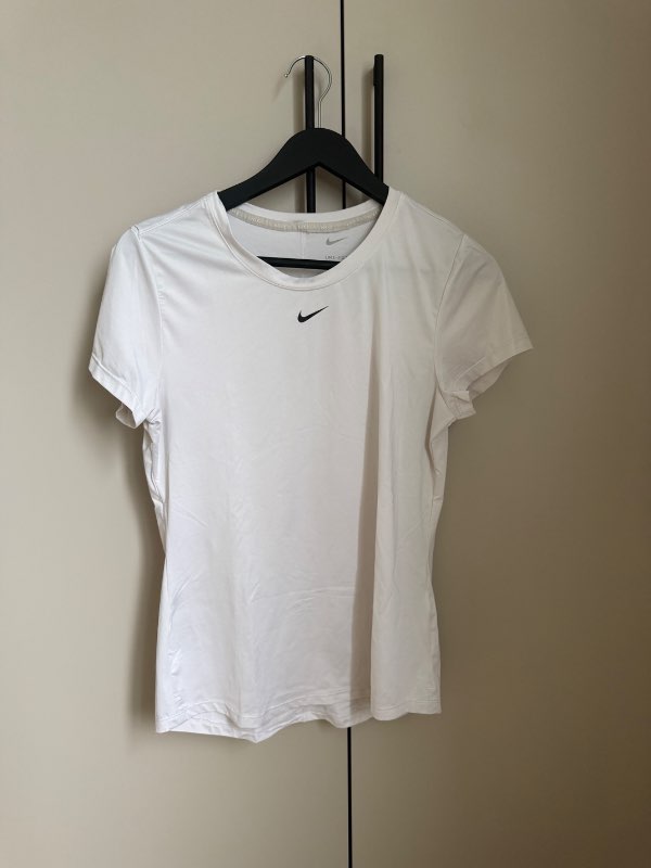 Nike stuttermabolur