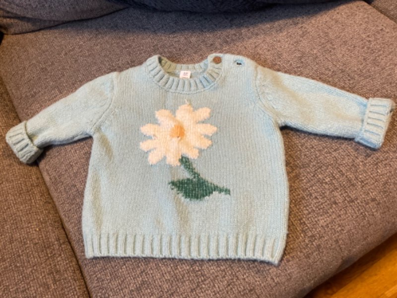 M&amp;S blá blóma peysa