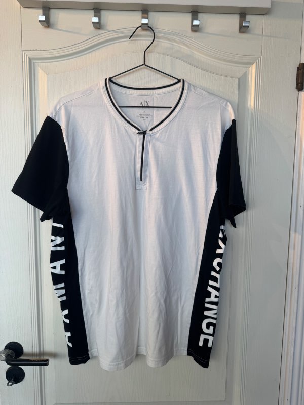 Hvítur/svartur stuttermabolur - Armani Exchange