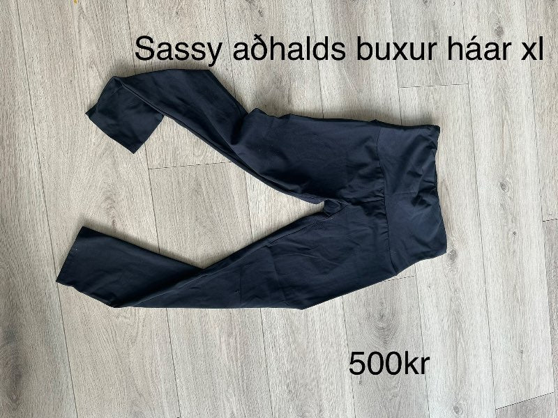 Sassy háar buxur svartar st.XL smá gat