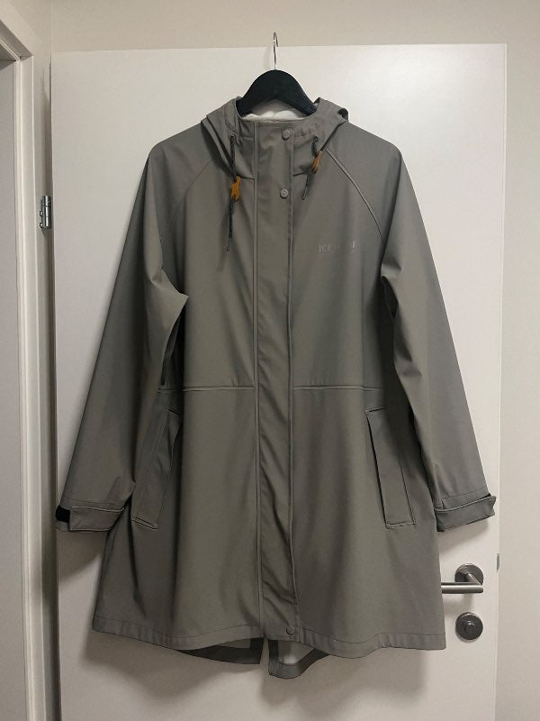 Æðisleg ICEWEAR regngkápa m/ hettu. Eins og ný