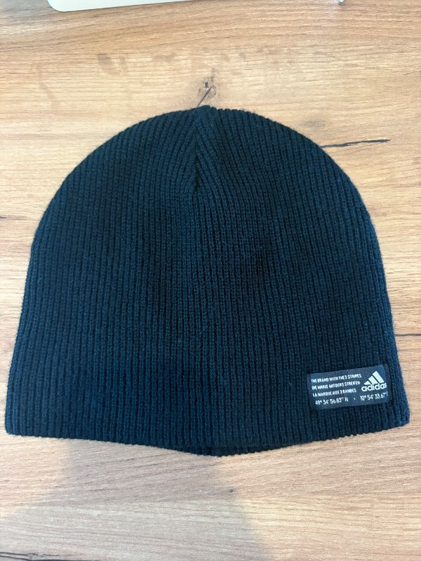 Adidas svört húfa eins og ný