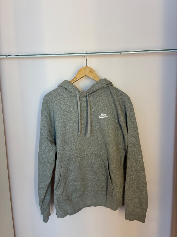 Nike club grá hettupeysa