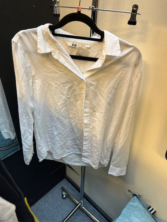 hvít skyrta uniqlo