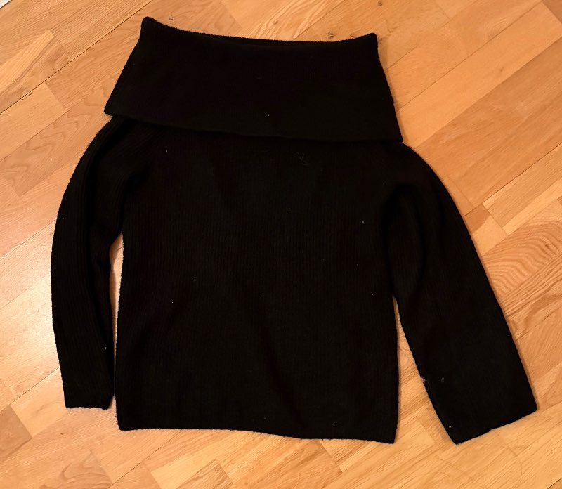 Off the shoulder peysa