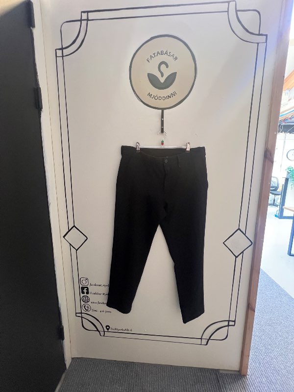 Svartar plain buxur