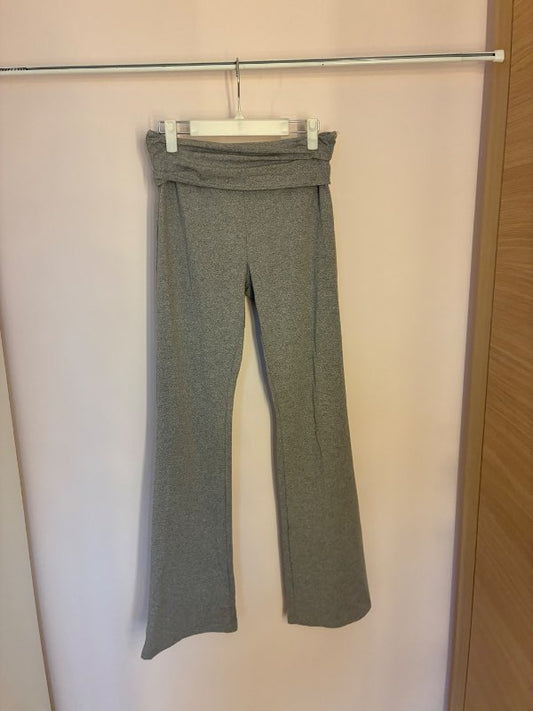 Gráar fold over buxur