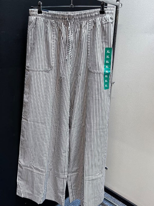 Buxur, hvítar/gráar röndóttar